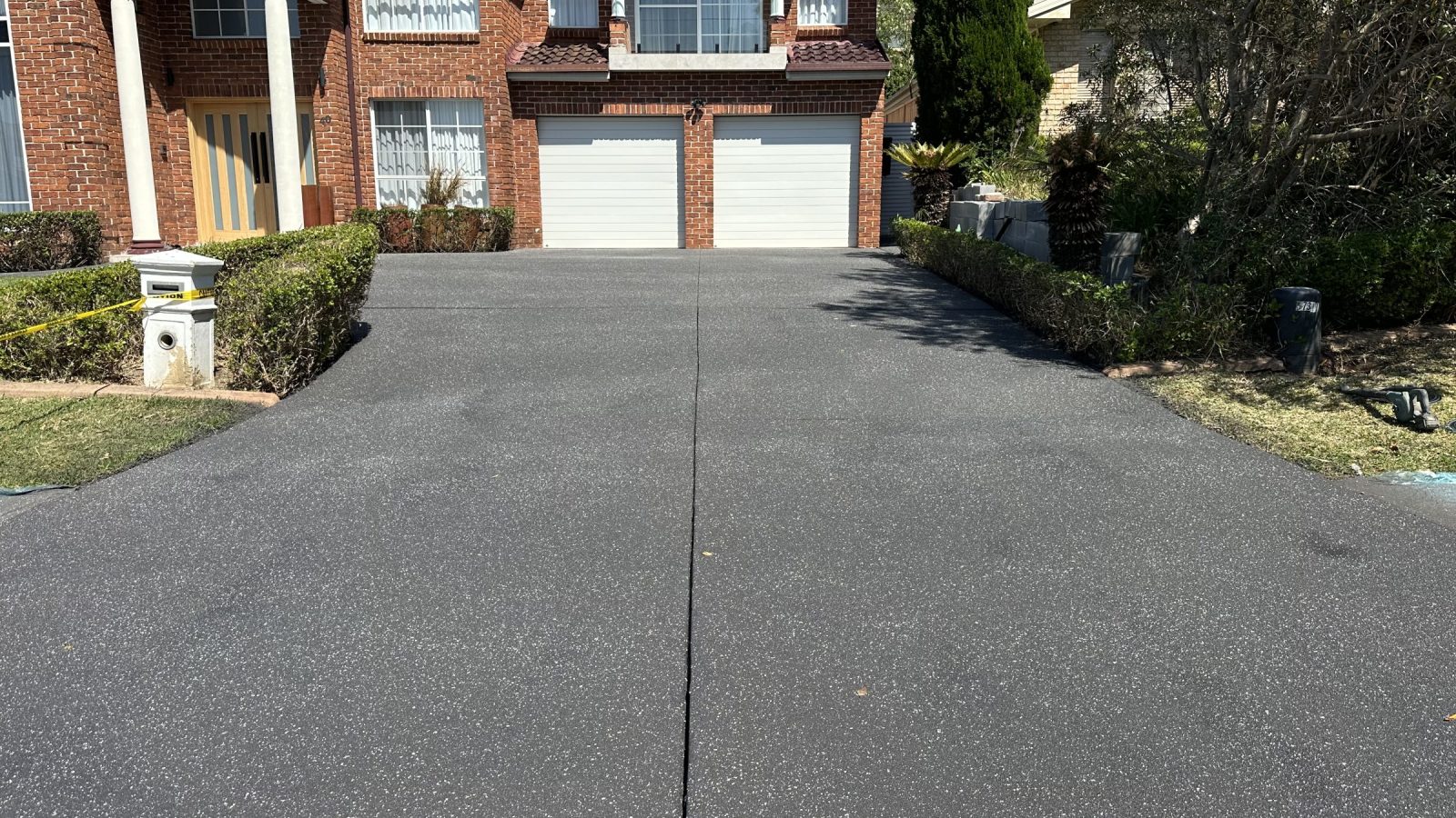 Driveway resurfaced in a fleck finish with speckle through the surface